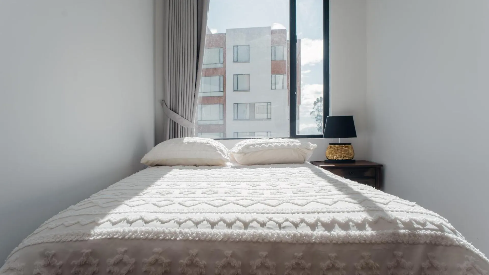 Spacious And Bright Depark In Quito Apartment